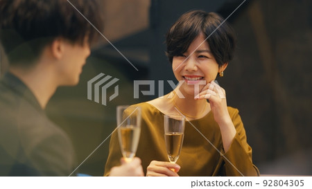 男人和女人在酒吧喝酒 92804305