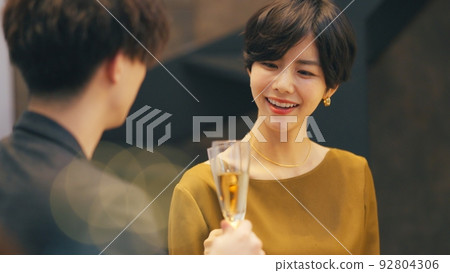 男人和女人在酒吧喝酒 92804306