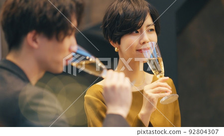 男人和女人在酒吧喝酒 92804307