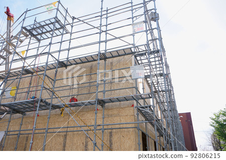 腳手架連接到正在建設中的公寓樓 腳手架連接到正在建設中的公寓樓 92806215