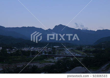 北斗市竹川町夏天等待黎明的海駒岳和竹川街景 92806583