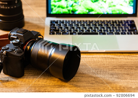 [Photographer] Camera and laptop [Photo editing] 92806694