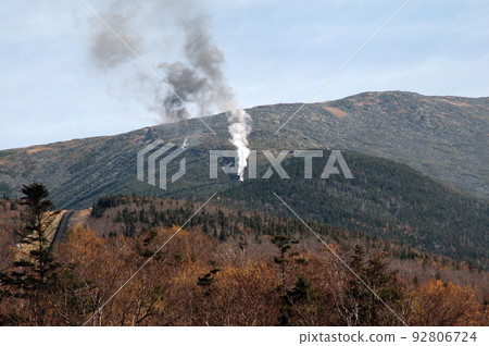 華盛頓山，新罕布什爾州齒輪火車鐵路蒸汽機車的煙霧升起 92806724