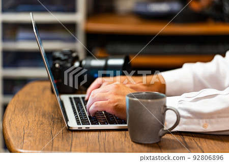 [創作者] 做案頭工作的人 [筆記本電腦] 92806896