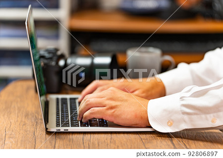 [創作者] 做案頭工作的人 [筆記本電腦] 92806897