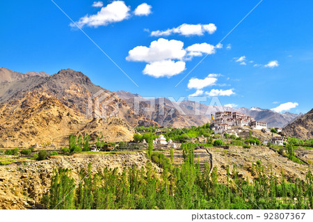 印度最北端未開發地區拉達克的利基爾修道院和山脈 92807367