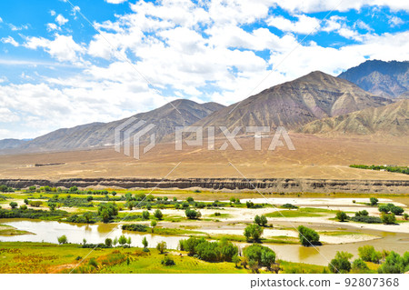 印度河流經拉達克地區，印度最北端的未開發地區 92807368