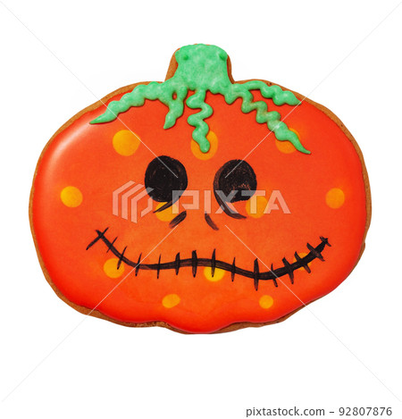 Gingerbread in the form of a pumpkin for Halloween. Halloween goodies. 92807876