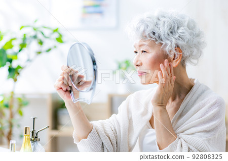 Senior woman makeup beauty Senior woman makeup beauty 92808325