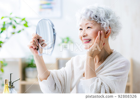 Senior woman makeup beauty Senior woman makeup beauty 92808326