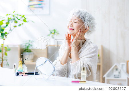 資深婦女化妝秀麗 92808327