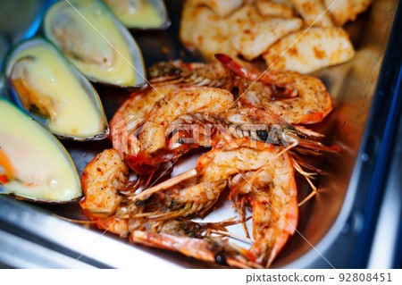 Chafing Dish with assorted grilled mussels and shrimps 92808451