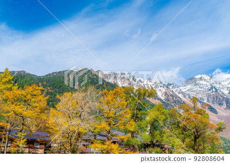 [秋天素材]秋天的上高地和河童橋周圍的風景[長野縣] 92808604