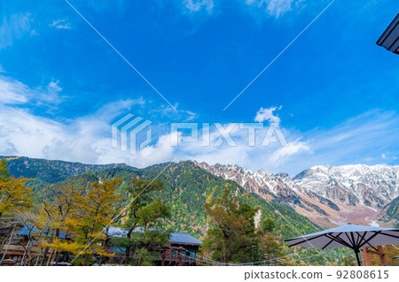 [秋天素材]秋天的上高地和河童橋周圍的風景[長野縣] 92808615