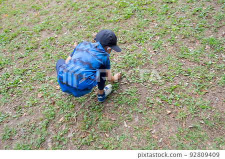 child, kid, younger 92809409