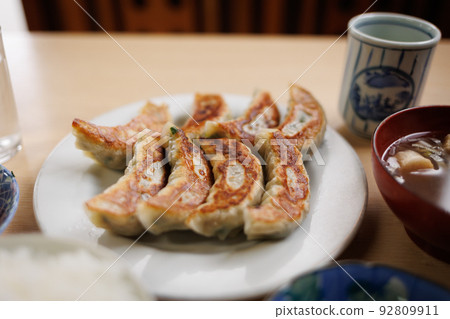 Gyoza, rice and miso soup (horizontal composition) Gyoza, rice and miso soup (horizontal composition) 92809911