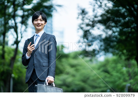 在綠色城市工作的年輕商人 92809979
