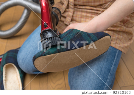 [Middle housewife who sucks slipper dust with a cyclone cleaner] 92810163