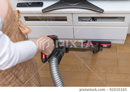 [Middle housewife cleaning flooring with a cyclone cleaner] 92810165