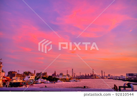Factory, Keihin industrial area, sunset 92810544