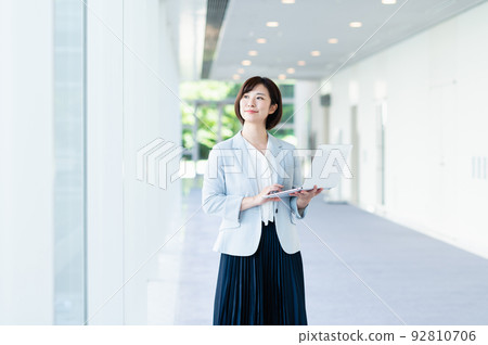Young business woman working in the office 92810706