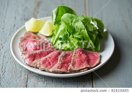 烤牛肉放在盤子裡 92810885