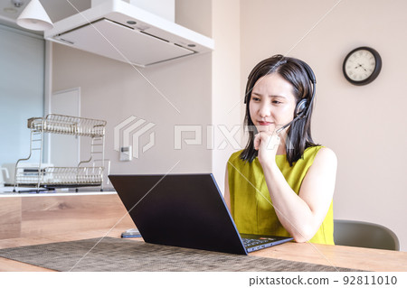 一位在家工作時表情不安的年輕女性的圖像剪輯耳機 一位在家工作時表情不安的年輕女性的圖像剪輯耳機 92811010