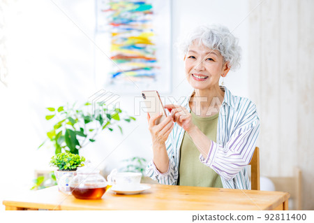 Smartphone senior woman smile 92811400