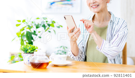 Smartphone senior woman smile 92811401