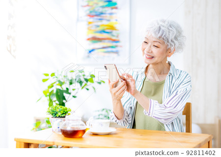 Smartphone senior woman smile 92811402