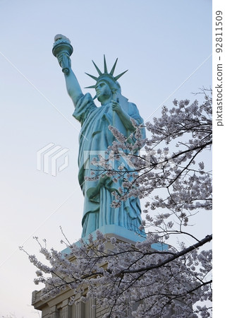 自由女神像和櫻花(青森縣奧入瀨町) 自由女神像和櫻花(青森縣奧入瀨町) 92811509