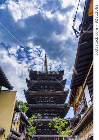 京都府京都市夏季法觀寺 (八坂塔) 和城市景觀 92812065