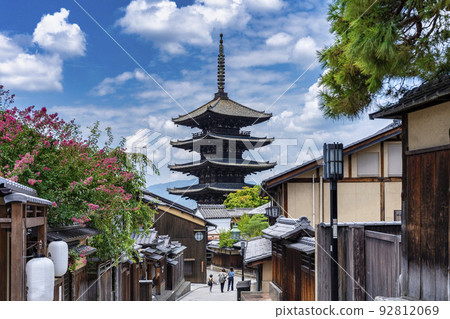 京都府京都市夏季法觀寺 (八坂塔) 和城市景觀 92812069
