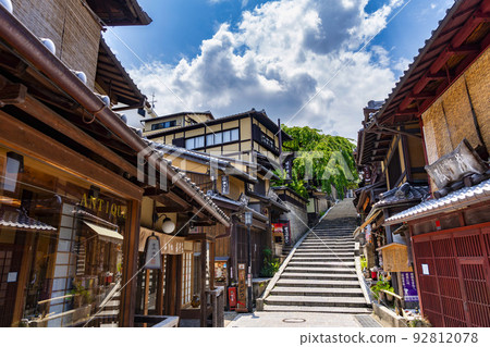 京都府京都市夏天的三寧坂（三寧坂） 92812078