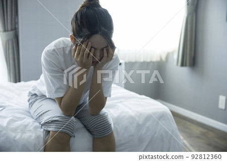 醒來後身體不適的年輕女子 92812360
