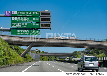 靜岡縣：通知您到達新東名高速公路駿河灣沼津服務區所需時間的電子公告牌 92812667