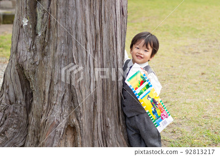 在七五山神社里拿著千歲糖的男孩 92813217