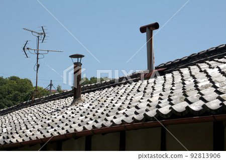 Old folk house chimney and antenna Old folk house chimney and antenna 92813906