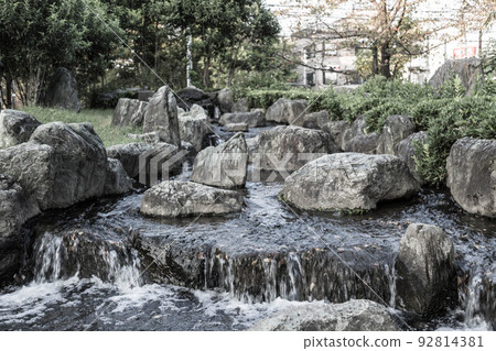 公園里河裡的小瀑布 公園里河裡的小瀑布 92814381
