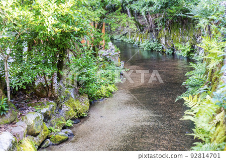 夏季的京都,上賀茂神社(Kamowakeikazuchi Shrine),御物之井川(Omonoi River)的轄區,京都府京都市 夏季的京都,上賀茂神社(Kamowakeikazuchi Shrine),御物之井川(Omonoi River)的轄區,京都府京都市 92814701