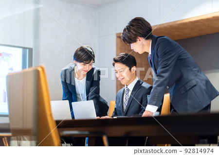 Conference business office businessman photography cooperation: WEEK Shibadaimon Sun Frontier Fudousan 92814974
