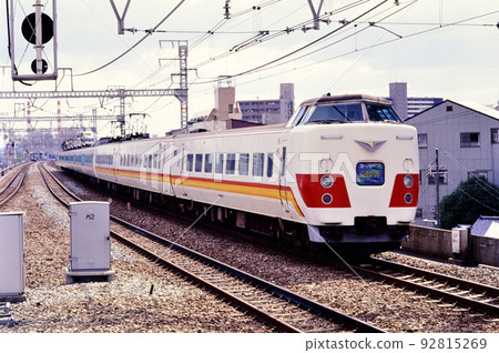 1999年 9輛編組381系列特急超級黑潮號在大阪環狀線上行駛 92815269