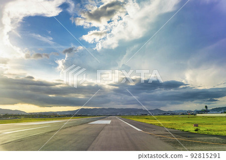 夏季機場風景，黃昏的機場跑道，大阪府豐中市 92815291