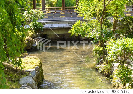 夏季的京都,上賀茂神社(Kamowakeikazuchi Shrine),御物之井川(Omonoi River)的轄區,京都府京都市 夏季的京都,上賀茂神社(Kamowakeikazuchi Shrine),御物之井川(Omonoi River)的轄區,京都府京都市 92815352
