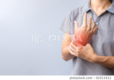 woman holding her wrist pain because using smartphone or computer long time. De Quervain s tenosynovitis, Intersection Symptom, Carpal Tunnel Syndrome or Office syndrome concept woman holding her wrist pain because using smartphone or computer long time. De Quervain s tenosynovitis, Intersection Symptom, Carpal Tunnel Syndrome or Office syndrome concept 92815812
