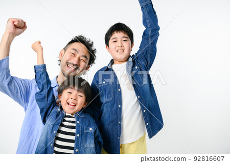 Family portrait 3 people 92816607