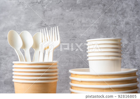 Eco friendly food packaging on table background. natural container 92816805