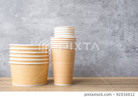 Eco friendly food packaging on table background. natural container 92816812