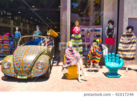 哈瓦那老城多彩的民間藝術 哈瓦那老城多彩的民間藝術 92817246