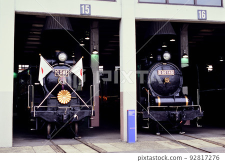 2004 C581和D50140蒸汽機車站在機車棚 92817276